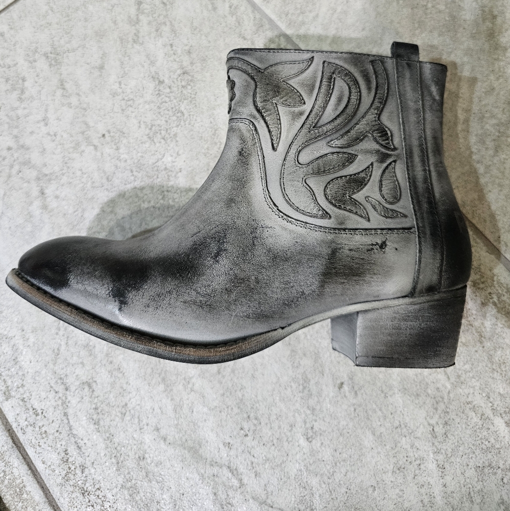 Womans boots size 6.5